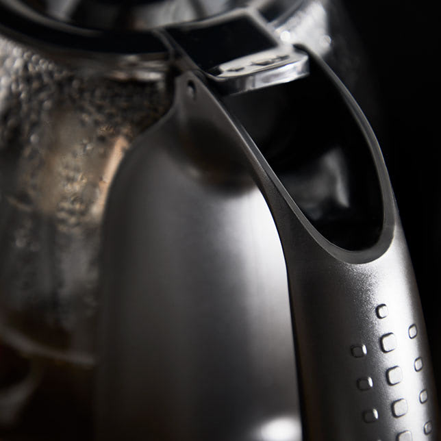 Cafetière filtre Includeo avec un zoom sur la poignée ergononomique pour une meilleure prise en main